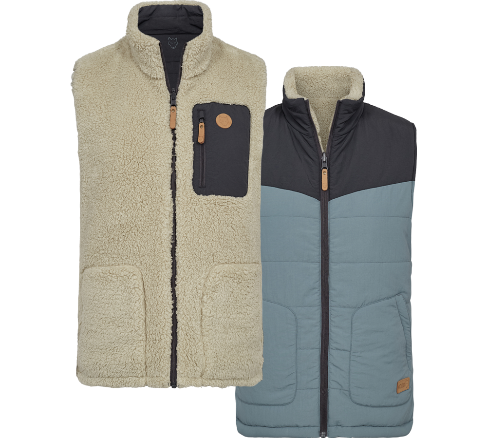 To alsidige veste i moderne, udendørsstil: en blød cremefarvet sherpa-vest med fleeceoverflade, sort brystlomme og diskrete frontlommer, samt en polstret blågrå vest med sort skulderdetalje og praktiske lommer. Begge modeller har lynlås og læderdetaljer på trækkerne. Varm, funktionel og let at kombinere til lag-på-lag, perfekte til kølige dage og aktive fritidsaktiviteter.