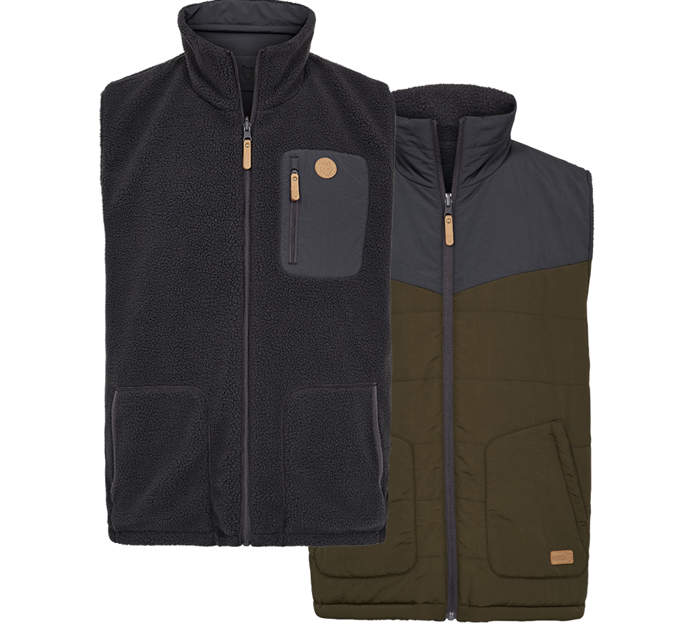 To smarte veste vises, begge med høj krave og lynlås: en blød, mørkegrå teddy-fleece med praktisk brystlomme og håndlommer samt læderdetaljer ved lynlåsene, og en olivengrøn, let vatteret variant med mørk bærestykke og rummelige lommer. Kombinationen giver både varme og stil, perfekt til lag-på-lag i efteråret eller på kølige forårsdagsture, til hverdag og friluftsliv.