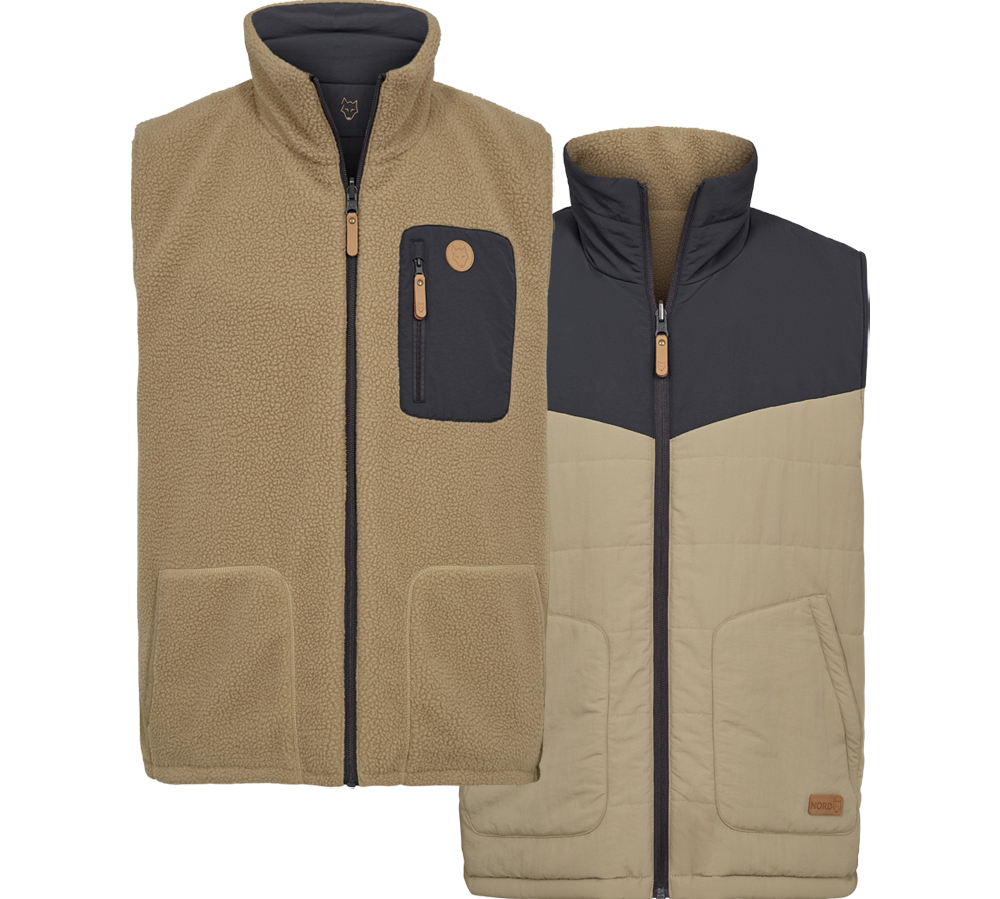 Vesten på billedet er en varm, vendbar fleece- og quiltet jakke i beige og mørkegrå nuancer. Den har høj krave, gennemgående lynlås og praktiske lommer — både sidelommer og en brystlomme med lynlås. Den ene side er blød teddy-fleece, den anden vatteret og vindafvisende, hvilket giver både isolering og komfort. Et stilrent, funktionelt valg til udendørs brug og hverdag.