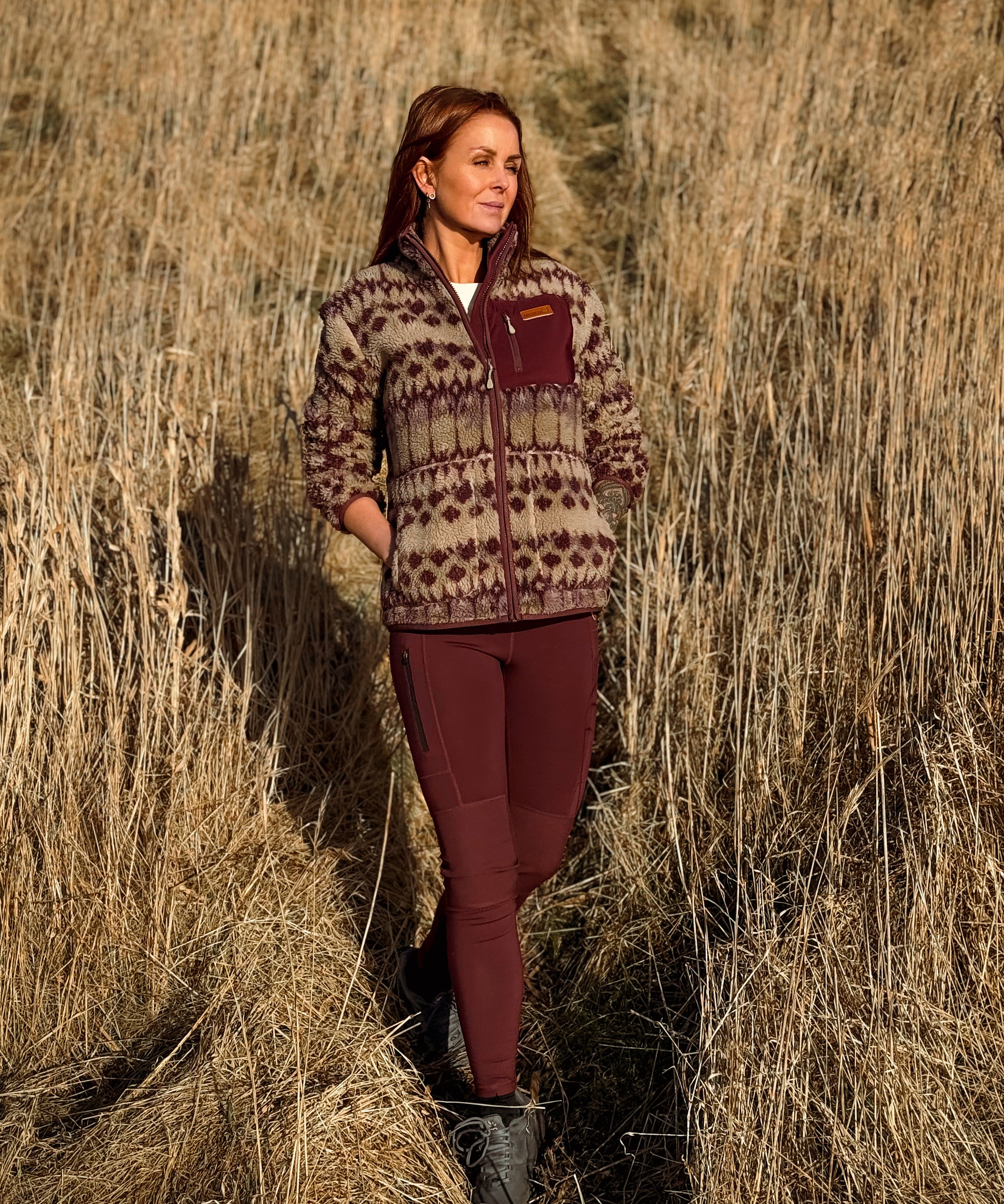 nord-edda-26-w-fleece-bordeaux-livsstil.jpg