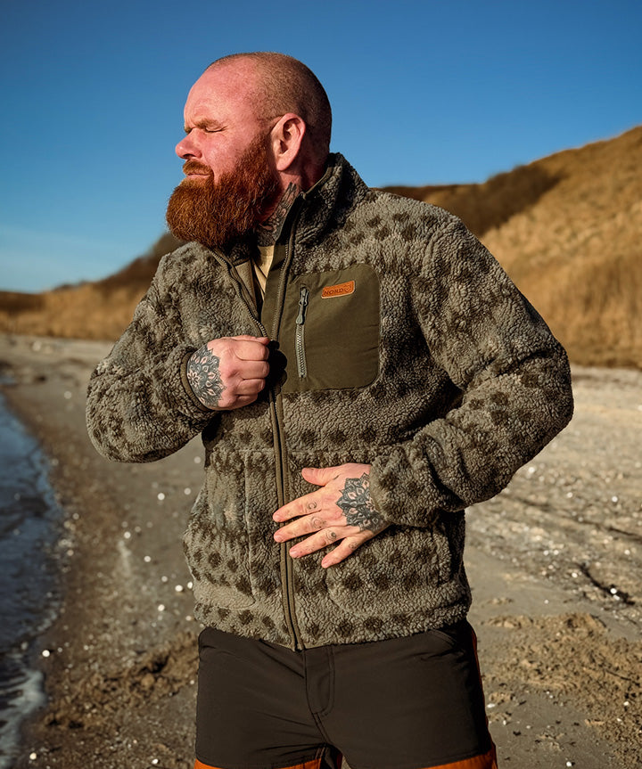 nord-eddie-26-sr-aop-fleece-livsstil-1.jpg