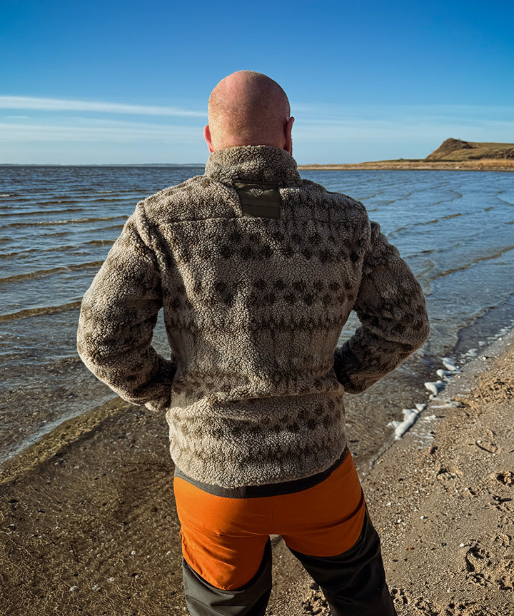nord-eddie-26-sr-aop-fleece-livsstil-2.jpg