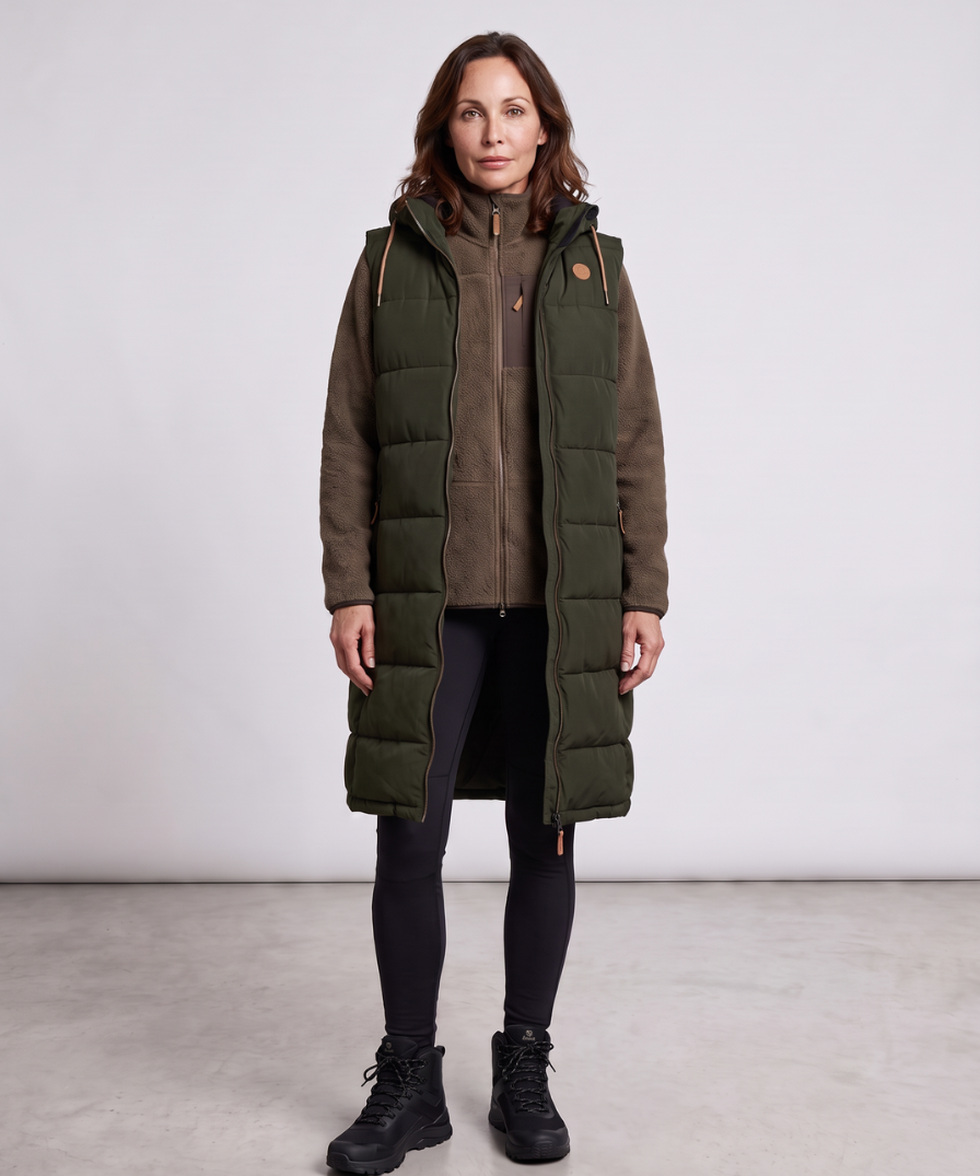 nord-fan-vest-26-w-45807-dame-vest-moerkegroen-lifestyle-_896x_1200_px_AI.png