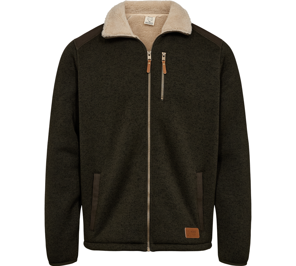 Fleecejakke mørkegrøn med beige pelskrave, lynlås, brystlomme og NORD-logo på hvid baggrund.