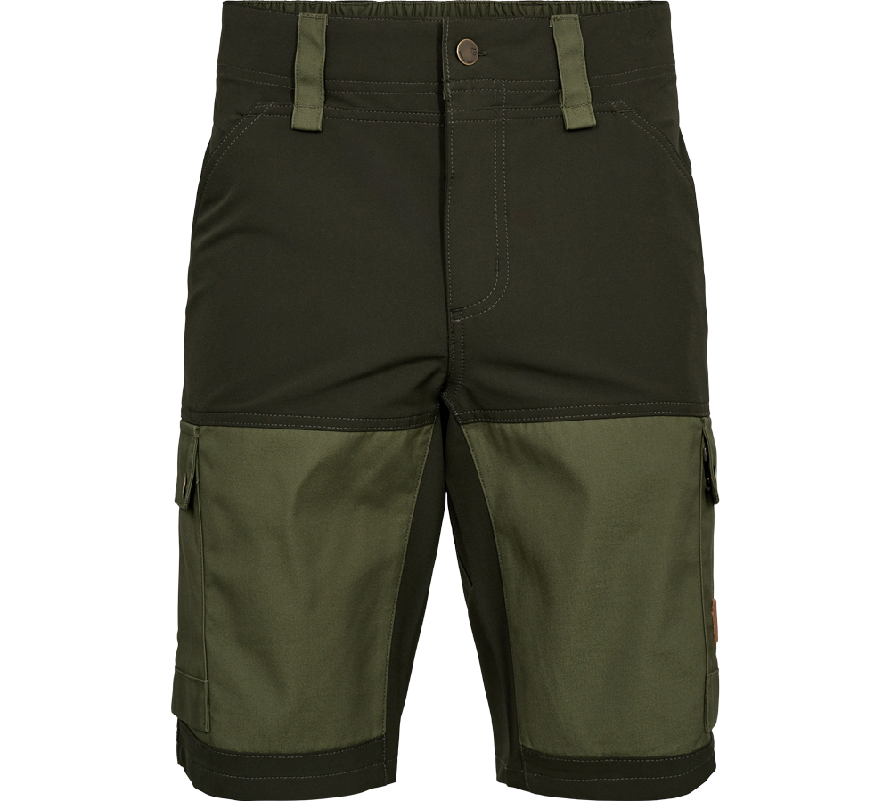 Disse olivengrønne, todelte shorts har et robust, praktisk design med mørkere øvre del og kraftigere stof på lårene. Modellen har bæltestropper, knaplukning samt elastisk talje for komfort. Stor cargo-lomme med klap på hver side og forstærkede paneler ved knæ og ydre ben gør dem velegnede til udendørs arbejde eller fritid. Enkel, funktionel og slidstærk.