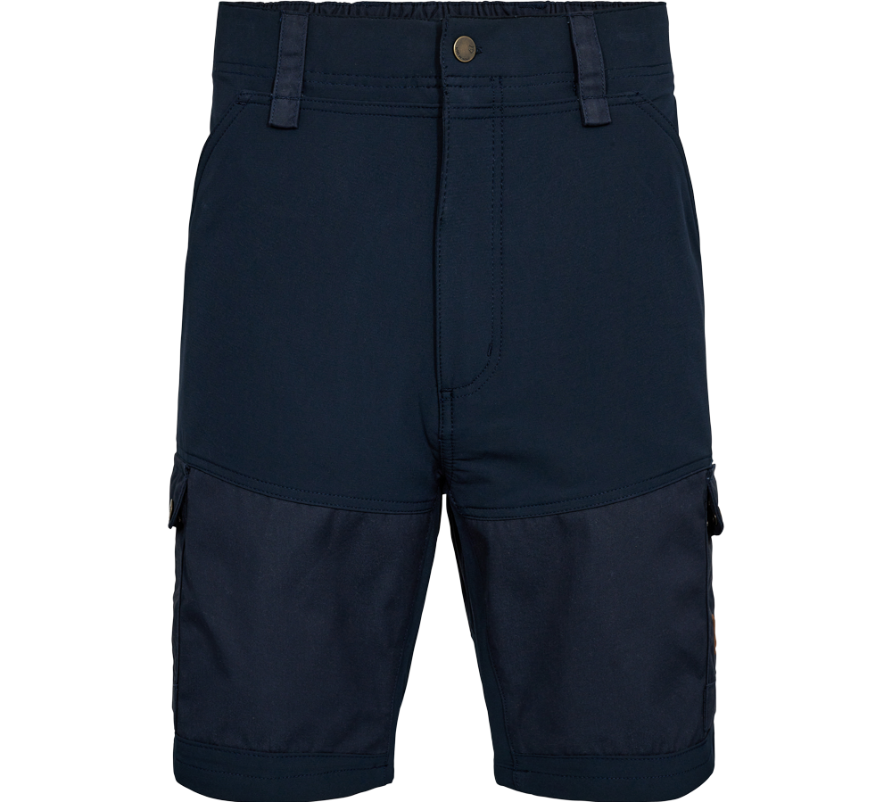 Disse mørkeblå herreshorts har et enkelt, funktionelt design med bæltestropper og en synlig knap foran. De er knælange og lavet i et robust materiale, velegnet til hverdag og udendørs brug. Sidelommer og praktiske cargolommer på lårene giver ekstra opbevaringsplads, mens den enkle syning og matte finish holder looket stilrent og tidløst.