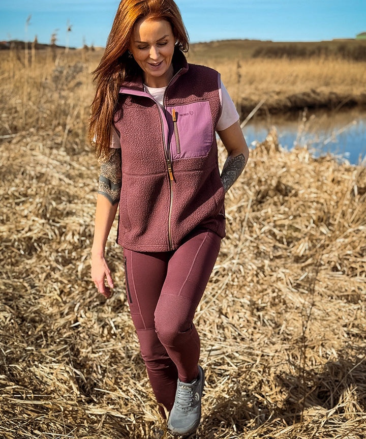 nord-gunbritt-tights-bordeaux_ellie-vest-bordeaux-livsstil-2.jpg