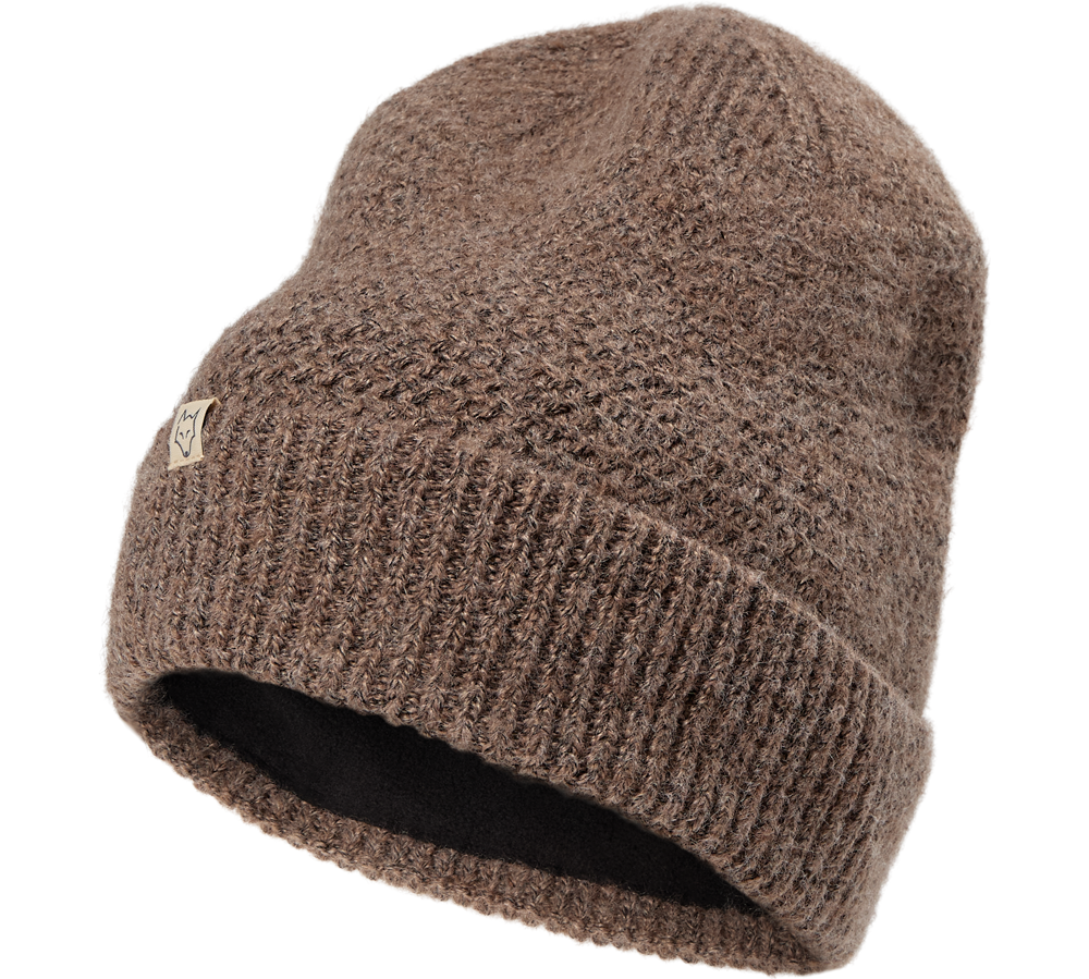 Brun strikhue med opbukket kant, sort fleecefor og lille beige mærkeflap.