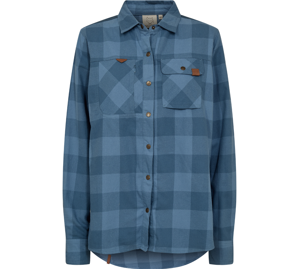 Skjorten er en afslappet, langærmet button-down i flannel-look med stort ternmønster i nuancer af blå. Den har klassisk skjortekrave, knaplukning hele vejen og to brystlommer, hvoraf den ene har klap og dekorativ lærdetalje. Stoffet virker blødt og varmt med let afrundet kant, hvilket giver et casual og funktionelt udtryk, velegnet til hverdag og udendørsbrug.