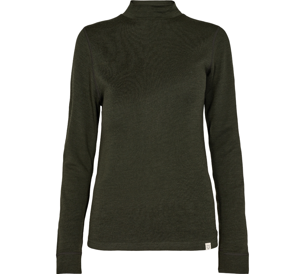 En elegant, mørkegrøn langærmet bluse med rullekrave vist på en mannequin. Trøjen har et afslappet, tætsiddende snit, fine sømme langs skuldre og ærmer samt en lille diskret logo-etiket ved nederkanten. Materialet virker blødt og let struktureret, egnet til lag-på-lag om efteråret eller som basis i en enkel hverdagsgarderobe. Stilren, alsidig og minimalistisk i sit udtryk.