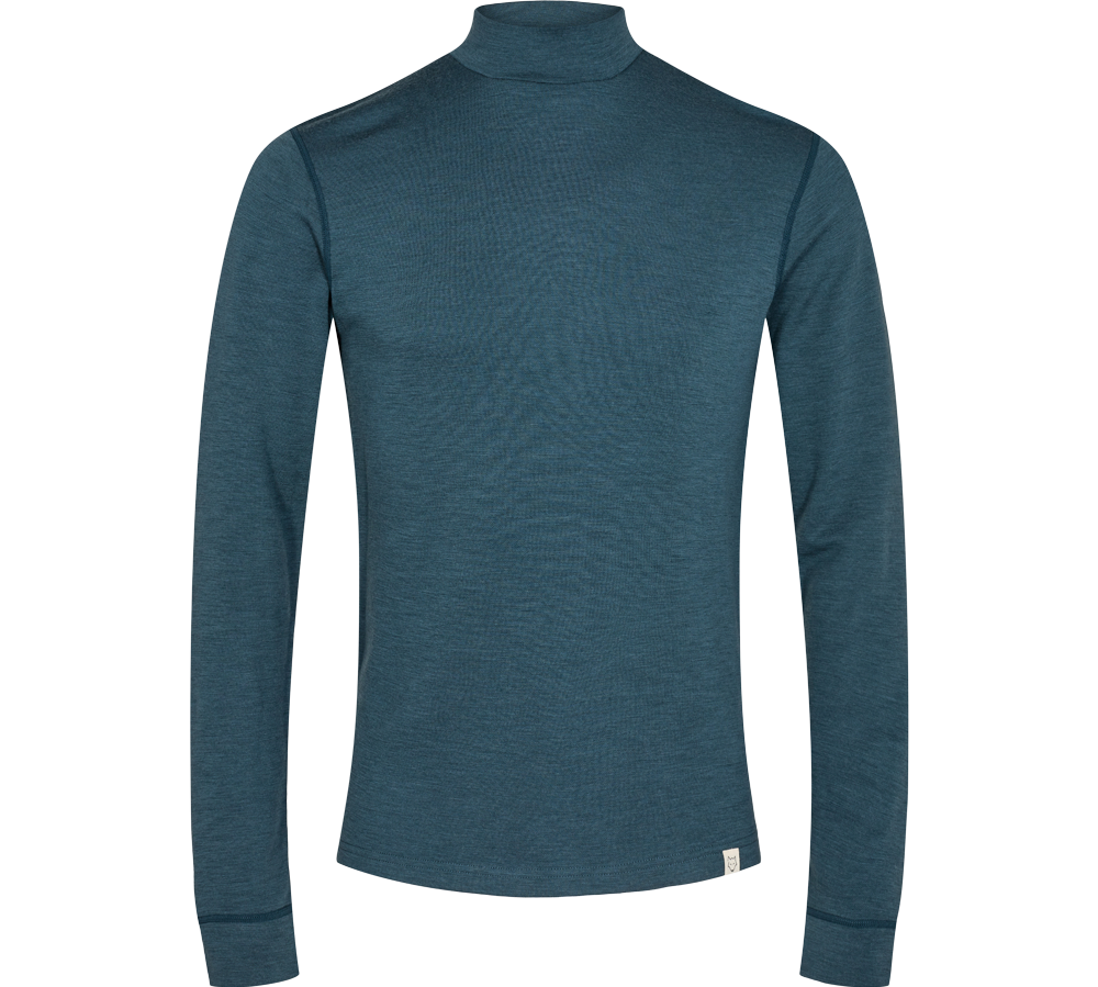 Denne langeærmede, dybblågrøn turtleneck i let, fintstrikket stof har et enkelt og tidløst design. Slim pasform med høj hals og lange ærmer gør den velegnet til både lag-på-lag vinterbrug og casual efterårsoutfits. Syningerne er diskrete, og en lille logoetiket ved nederste kant tilføjer et subtilt brandpræg. En alsidig trøje, der kombinerer komfort og minimalistisk stil.