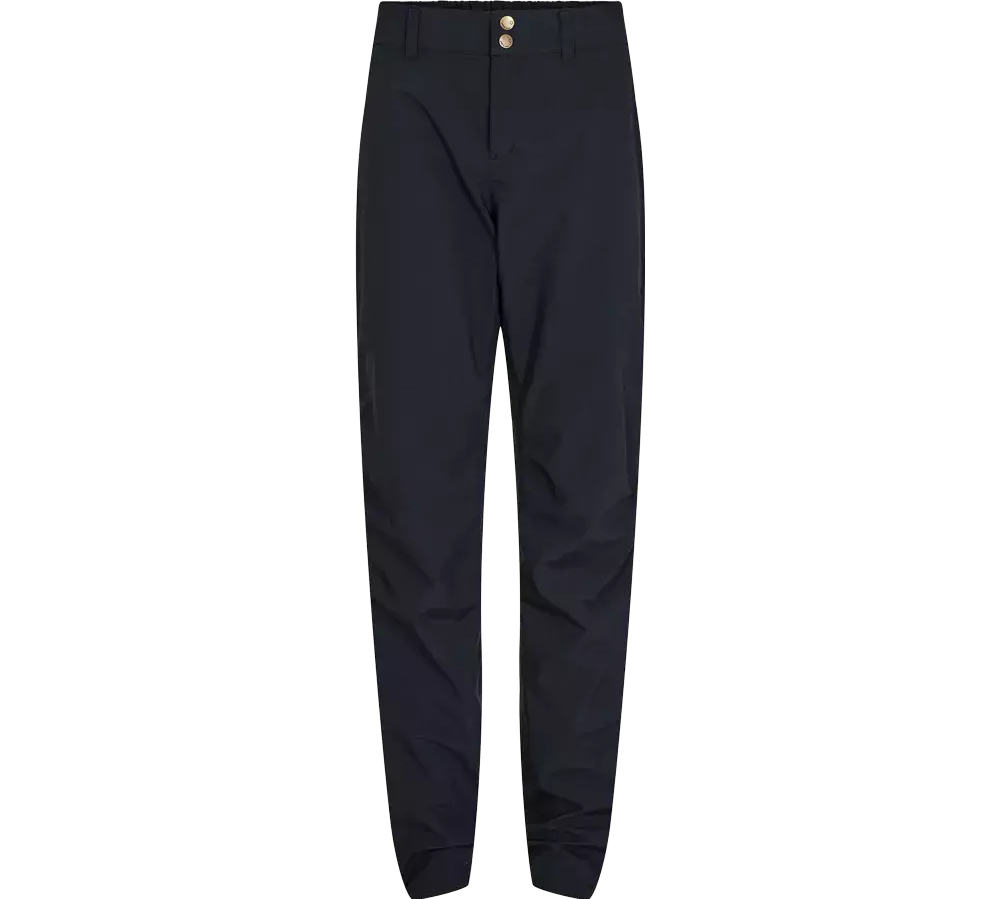 Et par mørkeblå, smalle bukser med slank, let tilspidset pasform. Bukserne har høj talje med bæltestropper og to dekorative guldfarvede knapper ved linningen samt skjult lynlås. Stoffet fremstår glat og teknisk med let struktur, hvilket giver et pænt og moderne udtryk. Alsidige til både hverdag og mere formelle outfits, kombineres nemt med blazere eller sneakers for et stilrent look.