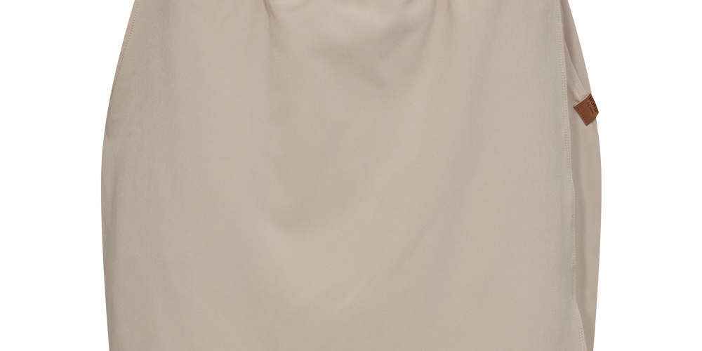 NORD Malene W. er en dame nederdel med shorts, der perfekt kombinerer funktionaliteten fra shorts med det feminine udseende af en nederdel. Dette smarte stykke tøj er ideelt til varme dage på grund af dens lette og hurtigttørrende materiale. Den brede elastik i taljen sikrer en god pasform, og med dybe stiklommer samt en skjult lynlåslomme, tilbyder den praktisk opbevaring. Perfekt til sportslige aktiviteter som padel eller golf.