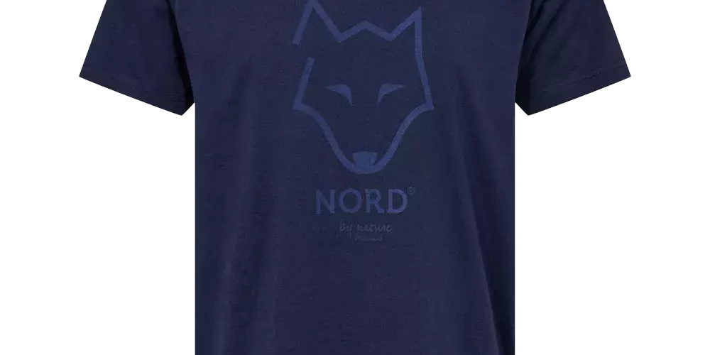 En enkel, mørkeblå T-shirt med rund hals og korte ærmer. Forsiden prydes af et stiliseret rævehoved i ton-i-ton tryk og teksten "NORD" under logoet, hvilket giver et nordisk og minimalistisk udtryk. Stoffet ser blødt og behageligt ud, egnet til hverdagsbrug eller som lag-på-lag. Snittet virker løstsiddende men klassisk, passende til både fritid og afslappede udflugter.