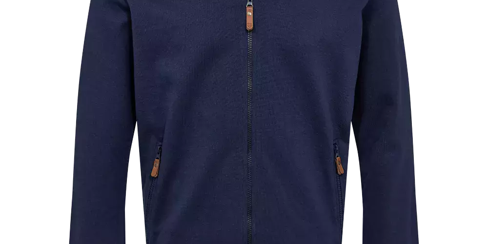 En enkel og moderne mørkeblå sweatjakke med fuld lynlås og ribkanter ved hals, ærmer og talje. Jakken har to skrålynlåse i siden med lille læderdetalje på trækere og et rent, bomber-inspireret snit uden hætte. Stoffet fremstår som tykkere sweatstof, egnet til hverdag og lag-på-lag. Designet er minimalistisk og alsidigt, nemt at kombinere til både afslappet og let pæn påklædning.