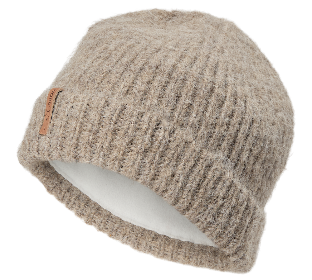 Beige strikhue med bred kant og hvidt fleecefor på hvid baggrund.