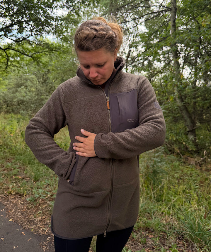 nord-olise-fleece-brun-livsstil-1.jpg