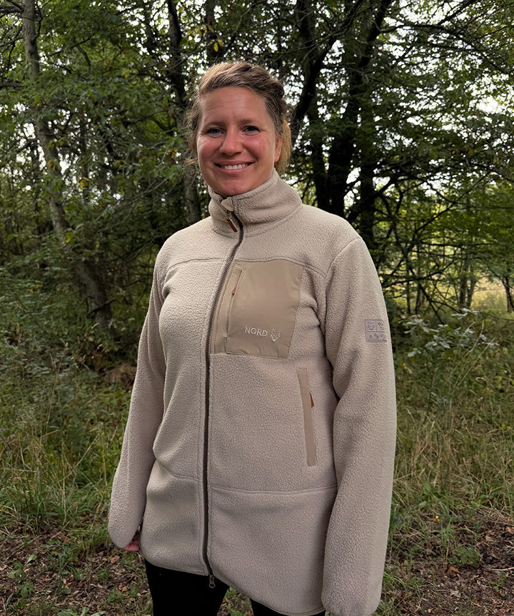 nord-olise-fleece-sand-livsstil-1.jpg