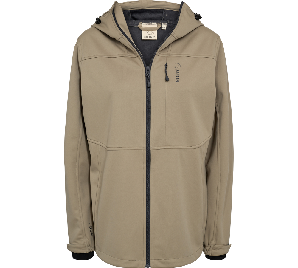 En moderne, beige softshell‑jakke med hætte og hel lynlås. Jakken har et rent, minimalistisk snit med synlige sømme og en praktisk vandret skæring ved brystet. Der er en lille lodret brystlomme med lynlås samt justerbare ærmekanter. Logoet "NORD" er diskret placeret ved brystet. Materialet ser blødt og vindtæt ud, velegnet til udendørs aktiviteter og hverdagsbrug i køligt vejr.