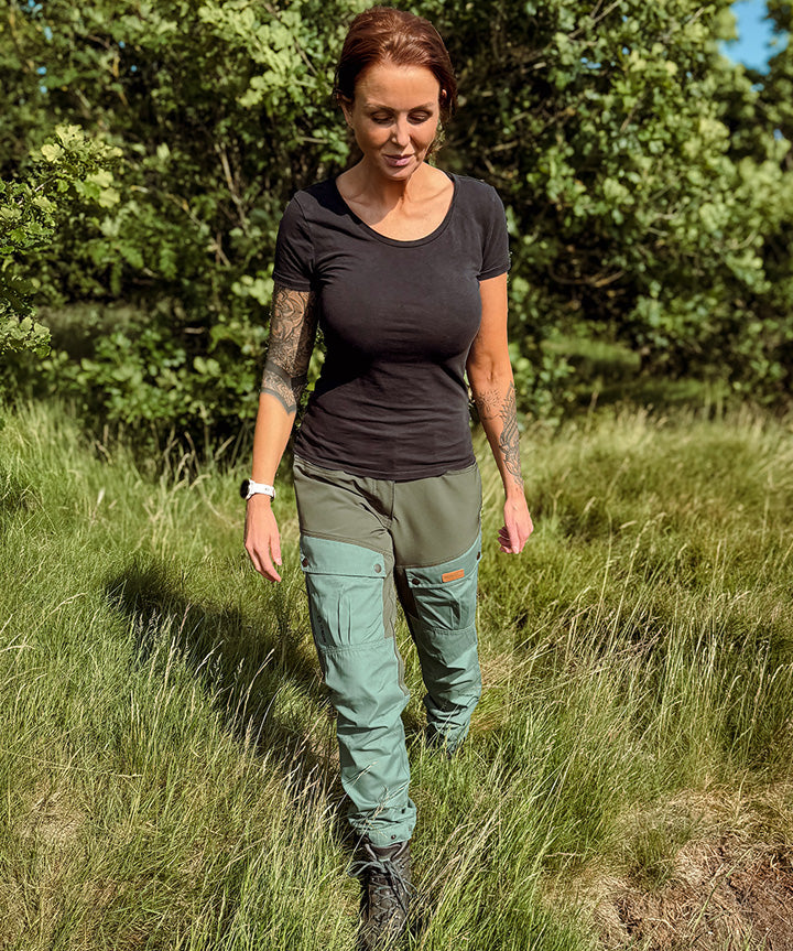 nord-viby-25-w-groen-bukser-livsstil.jpg