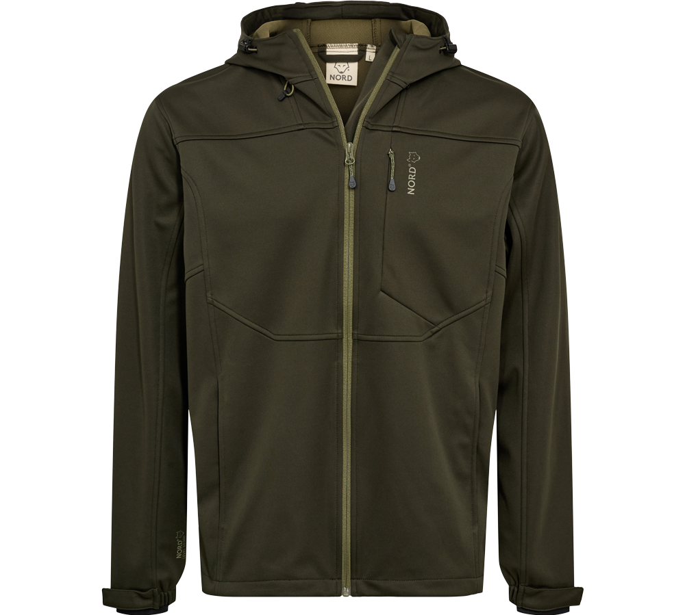 En stilren, olivengrøn softshell‑jakke med hætte og gennemgående lynlås. Jakken har diskrete syninger og et asymmetrisk brystlommedesign med lodret lynlås, subtilt NORD‑logo på brystet og justerbar hætte. Ærmerne har velcrojustering ved håndleddene, og materialet virker vindtæt og let vandafvisende. Det enkle, funktionelle snit gør jakken velegnet til friluftsliv og hverdagsbrug.