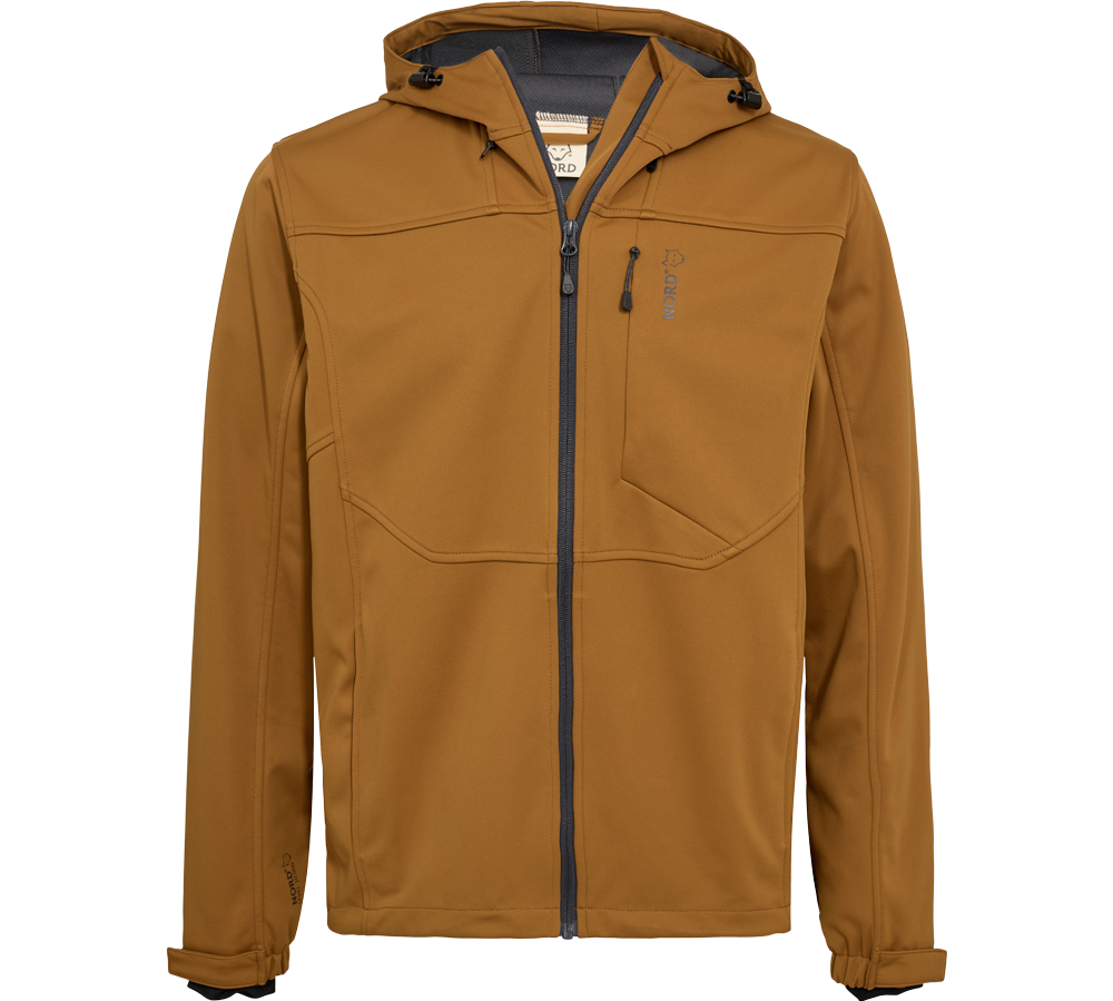 En brun softshell-jakke med hætte og fuld lynlås, designet til udendørs brug. Jakken har en diskret brystlomme med lynlås, rummelige sidelommer og justerbare ærmekanter med velcro. Materialet ser vandafvisende og vindtæt ud, med synlige sømme for form og bevægelsesfrihed. Det minimalistiske design og varmebrune farve gør jakken både praktisk og stilfuld til hverdag og fritid. Den mørke lynlås skaber en fin kontrast.