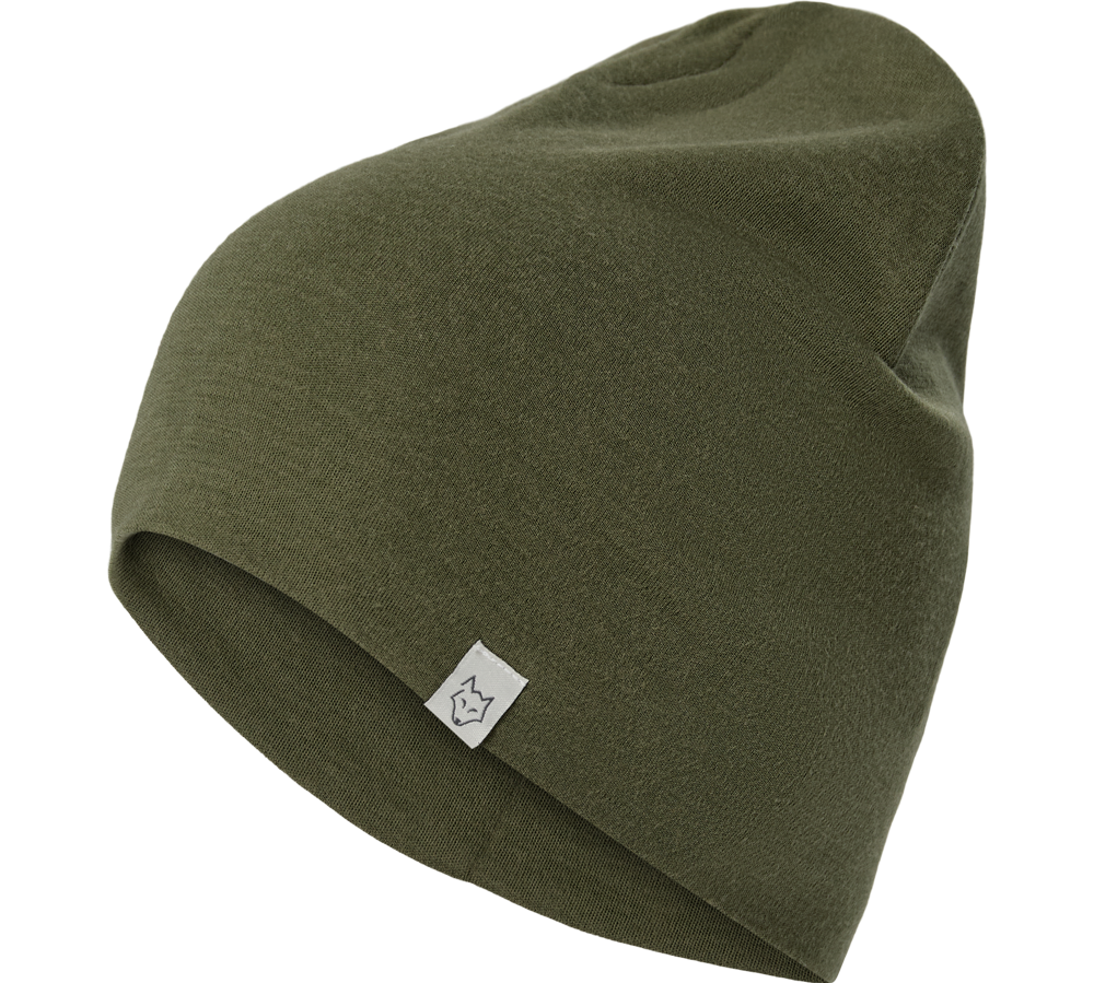En enkel olivengrøn beanie i blødt, strikket materiale med en afslappet pasform og let slouchy look. Den er fri for synlige dekorationer, bortset fra en lille hvid mærkeseddel med et stiliseret rævehoved ved kanten. Hueen virker varm og behagelig, velegnet til køligt vejr og daglig brug. Dens minimalistiske design gør den alsidig og nem at kombinere med både afslappede og mere urbane outfits.