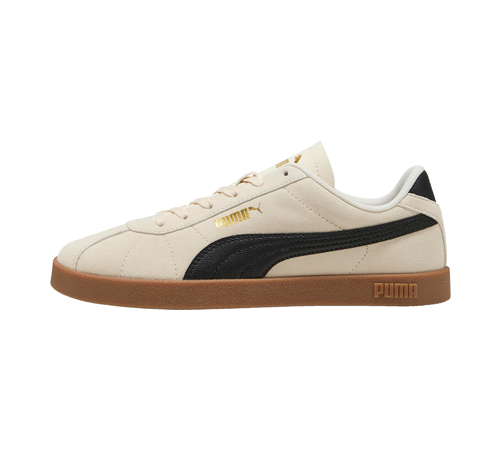 En lav sneaker fra Puma i lys beige ruskind med en kontrastfuld sort sidestribe og brun gummisål. Skoen har rene linjer, klassisk snørebånd, polstret krave og diskret guldlogo ved siden. Den minimalistiske og tidløse stil gør den velegnet til både hverdag og afslappede outfits, hvor komfort og enkelt, retro-inspireret design prioriteres og den er let at style.