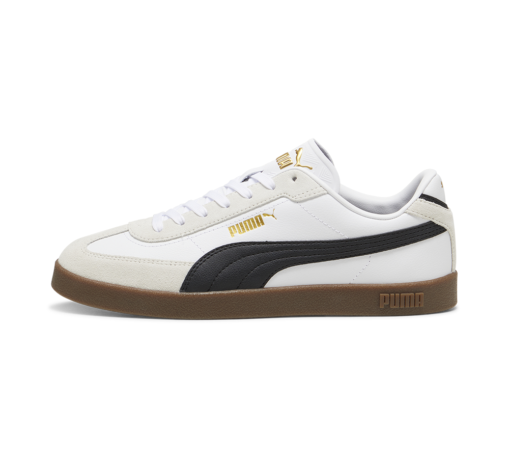 Hvid lædersneaker med lavt snit fra Puma, karakteriseret af en sort formstripe langs siden og en brun gum-sål. Overdelen har lyse ruskindsdetaljer ved tåen og et guldprintet Puma-logo ved snørerne og siden. Sneakeren er snørebåret, polstret ved kraven og udstråler en klassisk, retro-inspireret stil, der passer til både hverdag og afslappede outfits.