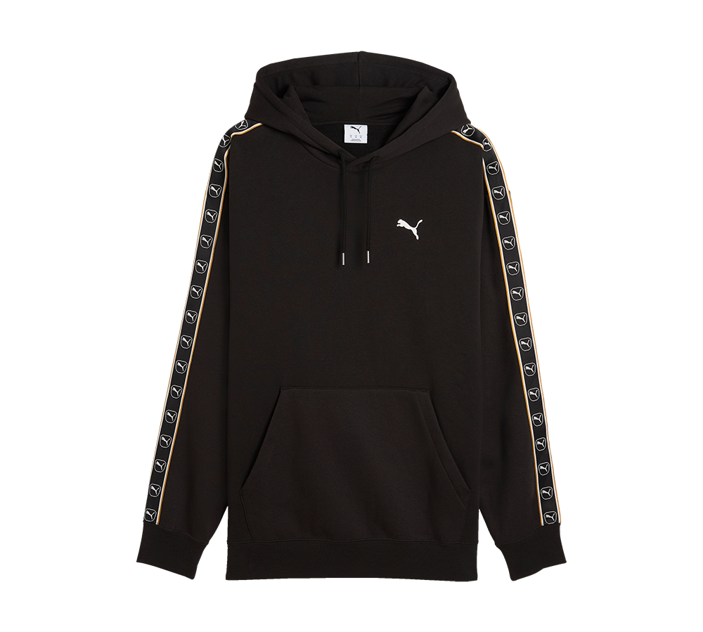 Sort Puma-hættetrøje med hætte, kængurulomme og hvidt brystlogo, tape med logo langs ærmerne på hvid baggrund.