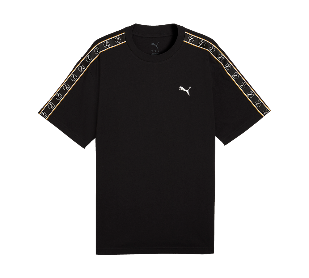 Sort T-shirt med hvidt Puma-logo og skulderbånd med gentagne logoer på hvid baggrund.