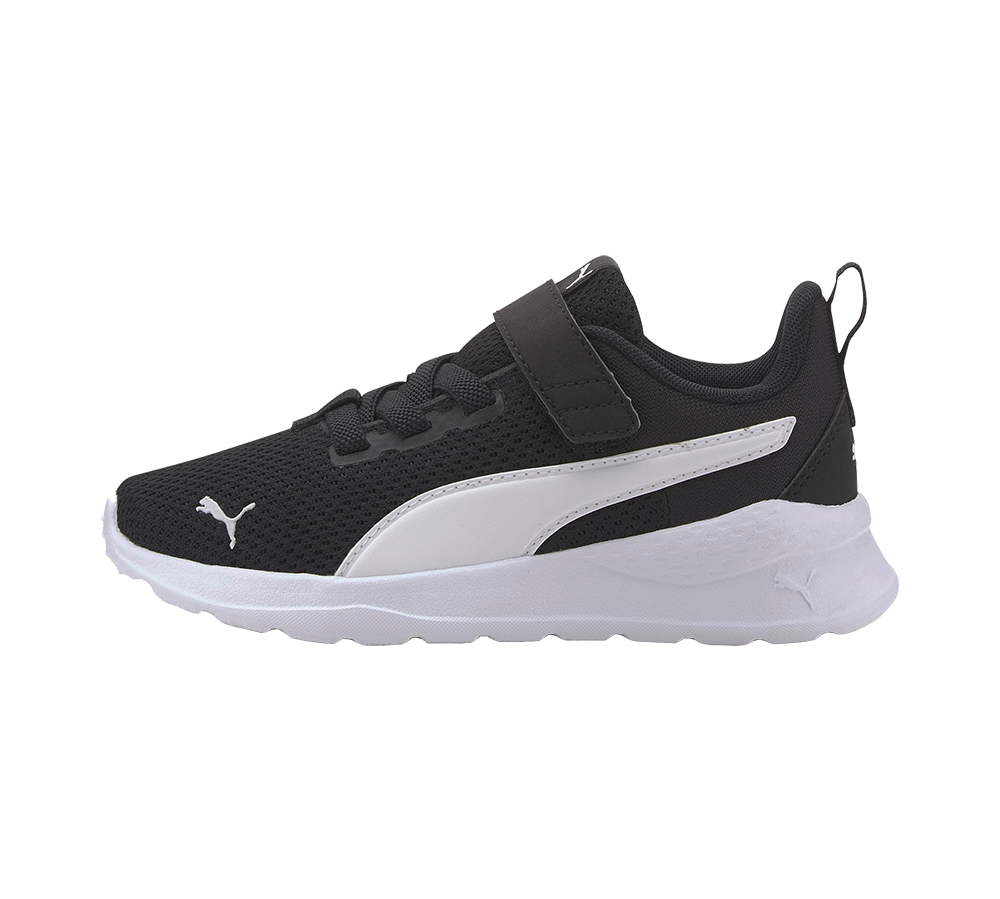 Skoen er en sort og hvid sneaker med åndbar mesh-overdel, hvid slidstærk sål og et karakteristisk hvidt sidepanel. Den har elastiske snørebånd, en praktisk velcrorem ved vristen og en polstret krave for ekstra komfort. Designet er sporty og minimalistisk, velegnet til hverdag og let træning, mens sålens profil sikrer godt greb og god stødabsorbering.