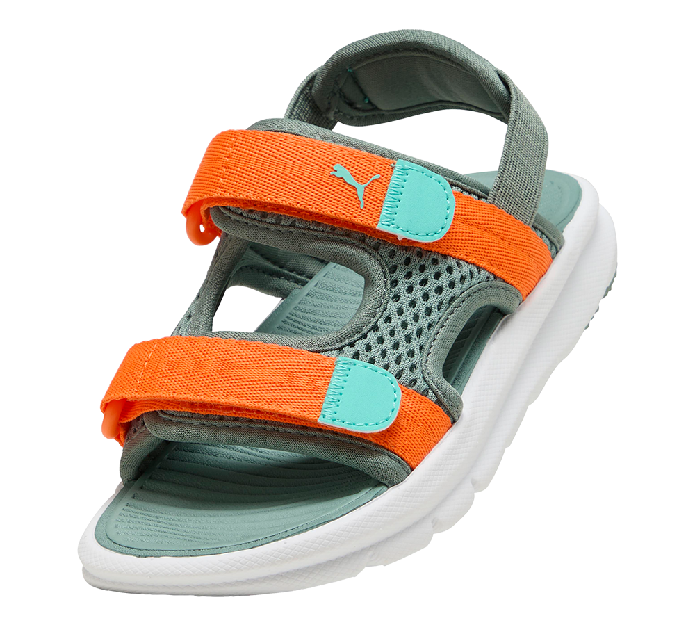 Sandalen er sporty og farverig med en kombination af grønt mesh, klare orange velcrostropper og turkise detaljer. Den har åbne, luftige paneler, blød, polstret indersål og en kraftig hvid gummisål for komfort og greb. To justerbare remme sikrer tæt pasform, mens et lille Puma-logo på remmen understreger det klassiske design. Velegnet til aktive børn eller fritidsbrug om sommeren.