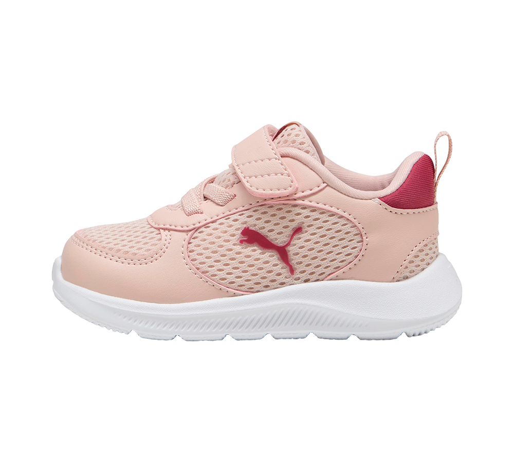 Lyserød børnesneaker med ventilationsnet og bløde syntetiske paneler. Skoen har en praktisk velcrolukning, elastiske snørebånd for hurtig tilpasning og en robust hvid sål med mønster for god støtte og greb. Et mørkere pink Puma-logo pryder siden, mens tykkere polstring i hælen øger komforten. Stilfuld og funktionel til leg og hverdag og aktive dage.