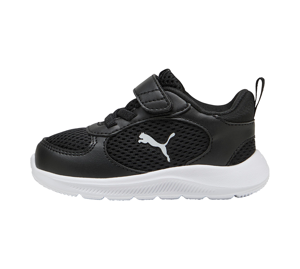 En sort børnesneaker med sporty design, lavet af kombination af åndbart mesh og syntetisk læder. Skoen har en praktisk velcrolukning og elastiske snørebånd for nem påtagning, samt en hvid, kraftigt polstret sål for stødabsorbering og godt greb. Hælløkken gør den let at trække på, mens det hvide Puma-logo på siden giver et klassisk, stilrent udtryk velegnet til hverdag og leg.
