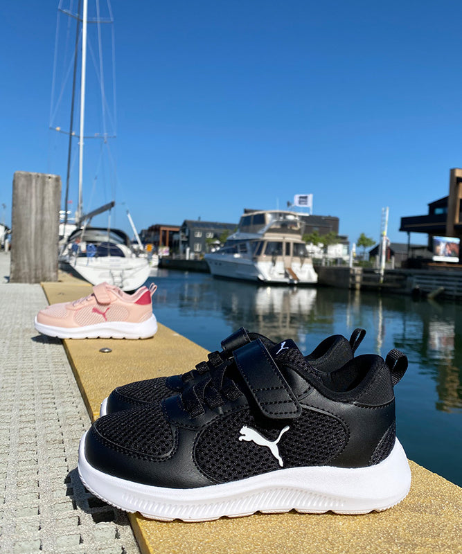 puma-jr-fun-racer-livsstil-lyseroed-og-sort.jpg