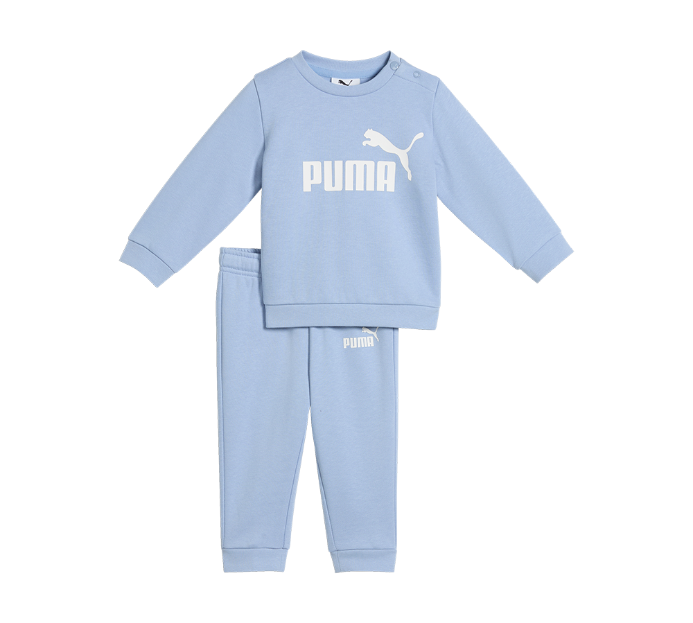 Lyseblåt sweatsæt med Puma-logo på trøje og bukseben på hvid baggrund.