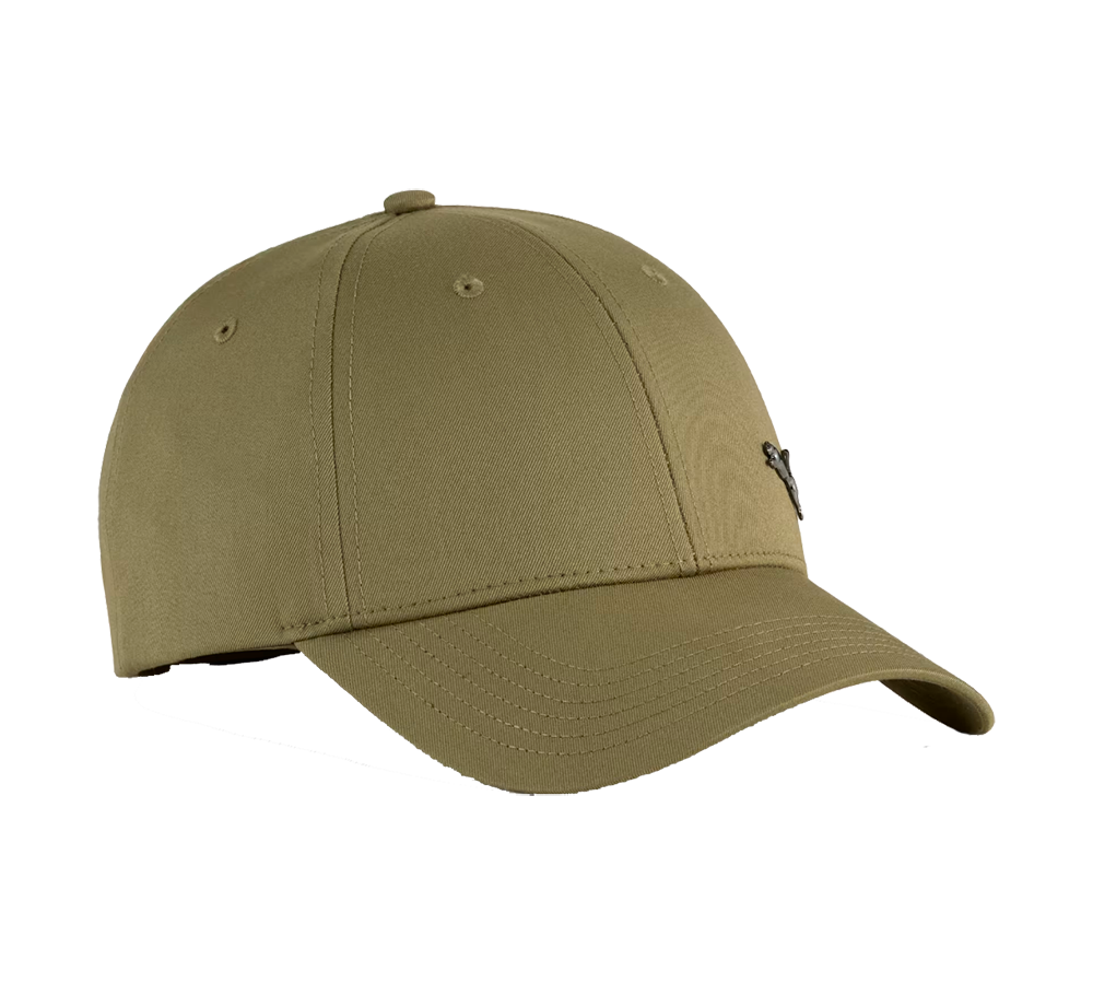 Billedet viser en enkel, olivengrøn baseballcap i klassisk seks-panel design. Stoffet ser ud til at være kraftig bomuld eller twill med synlige stikninger langs sømmene og skyggen. Skyggen er let buet, og små broderede ventilationshuller pryder hvert panel. På fronten sidder en diskret metalemblem, og bagkanten har en justerbar lukning. Stilen er minimalistisk og funktionel.