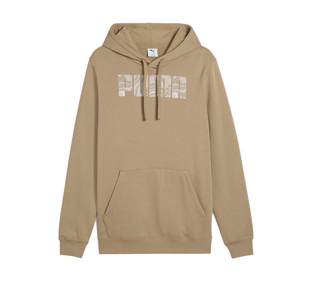 En beige hoodie med hætte og justerbare snører, fremstillet i blødt sweatshirtmateriale med ribkanter ved ærmer og bund. Foran ses en stor hvid ’PUMA’-tekst med fint stregmønster, og en klassisk kængurulomme giver praktisk opbevaring. Designet har en afslappet, unisex pasform, velegnet til hverdagsbrug eller lag-på-lag styling på kølige dage. Farven er varm og neutral.