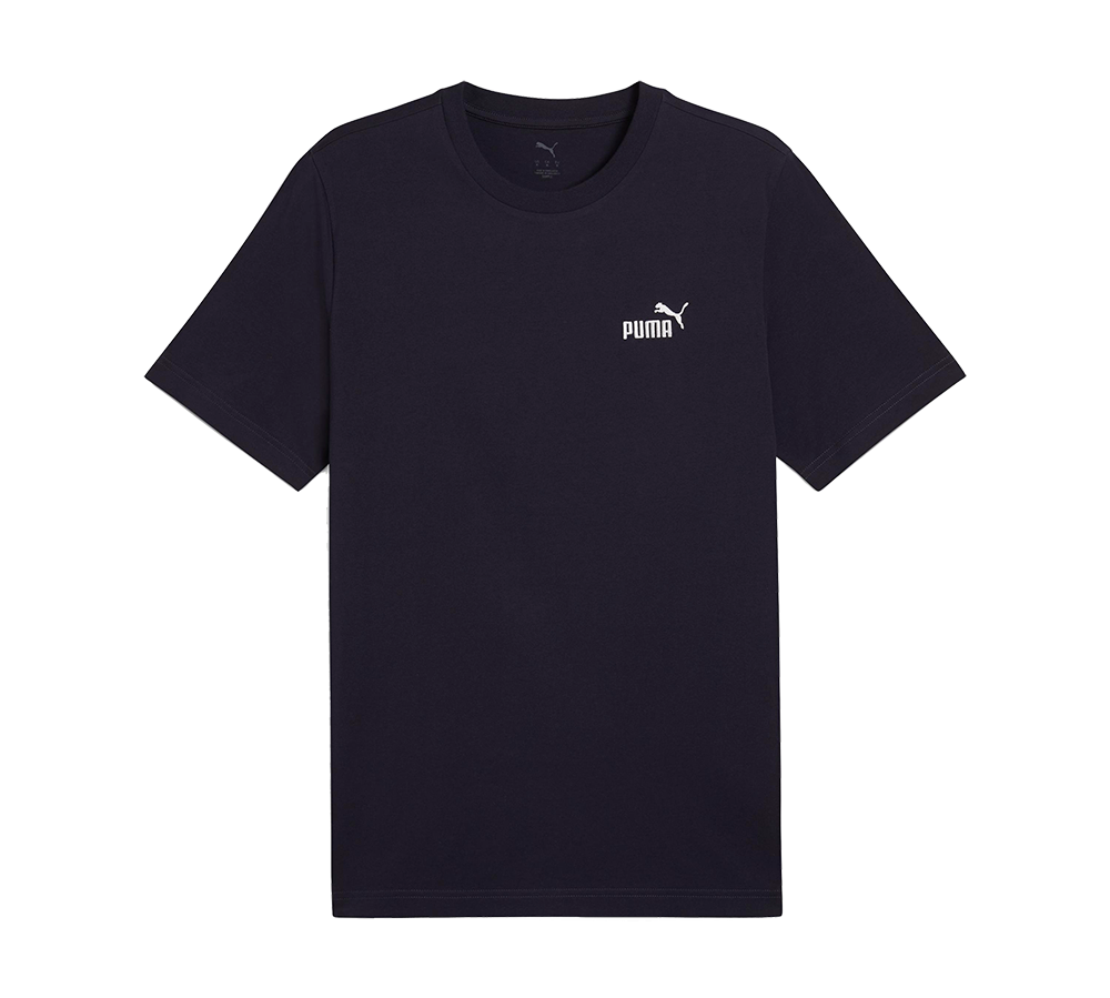 En enkel, mørk t-shirt med rund hals og korte ærmer i et afslappet snit. Den har et lille, hvidt Puma-logo placeret i venstre brysthøjde, som giver et diskret sporty præg. Materialet virker blødt og behageligt mod huden, og designet er minimalistisk og alsidigt, egnet til både hverdag og træning. Farven og snittet gør den let at kombinere med jeans eller træningsbukser.