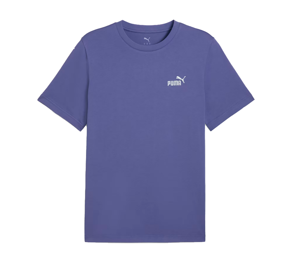 En enkel, kortærmet T‑shirt fra Puma i en dyb lavendelblå nuance. Den har rund hals, afslappet pasform og et diskret hvidt Puma-logo på venstre bryst, hvilket giver et minimalistisk sporty udtryk. Stoffet virker blødt og åndbart, ideelt til hverdag eller træning. Farven og snittet gør den let at kombinere med jeans, shorts eller træningsbukser.