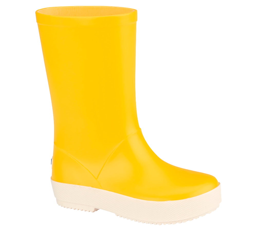 En enkelt, knaldgul gummistøvle stående mod hvid baggrund. Støvlen er højere end anklen og har en glat, blank overflade med minimalistisk design uden synlige snører eller spænder. Den robuste hvide sål har let mønster for greb. Farven og formen signalerer praktisk regntøj til børn eller voksne, der ønsker både funktionalitet og et friskt, legende udtryk.
