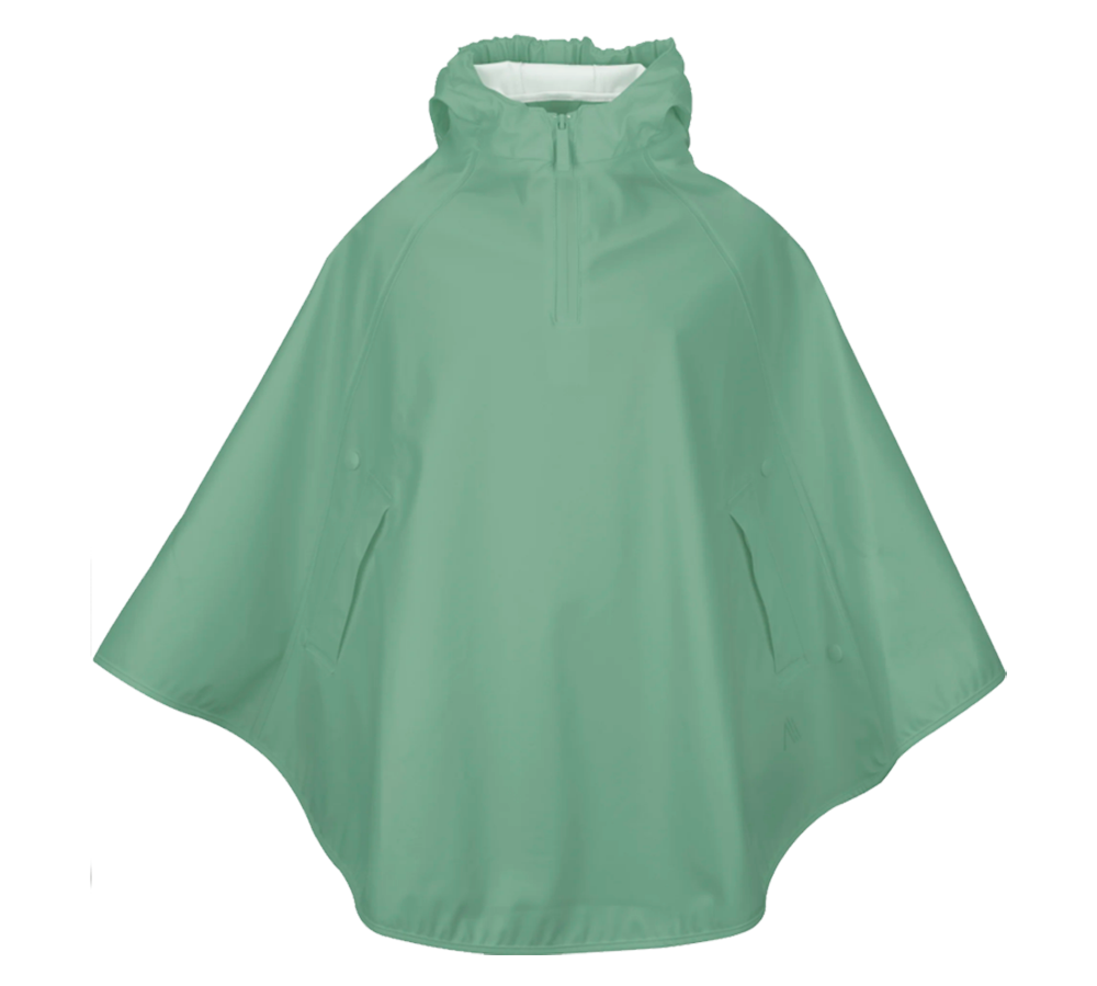 En mintgrøn regnponcho med hætte og kort frontlynlås i et enkelt, funktionelt design. Ponchoen er rummelig med brede ærmer, let buede kanter og to sidelommer med trykknapper. Den glatte, vandafvisende overflade og justerbare hætte gør den velegnet til regnvejr, cykelture og udeliv. Farven og det minimalistiske snit giver et stilrent, praktisk look, der kombinerer komfort og beskyttelse.