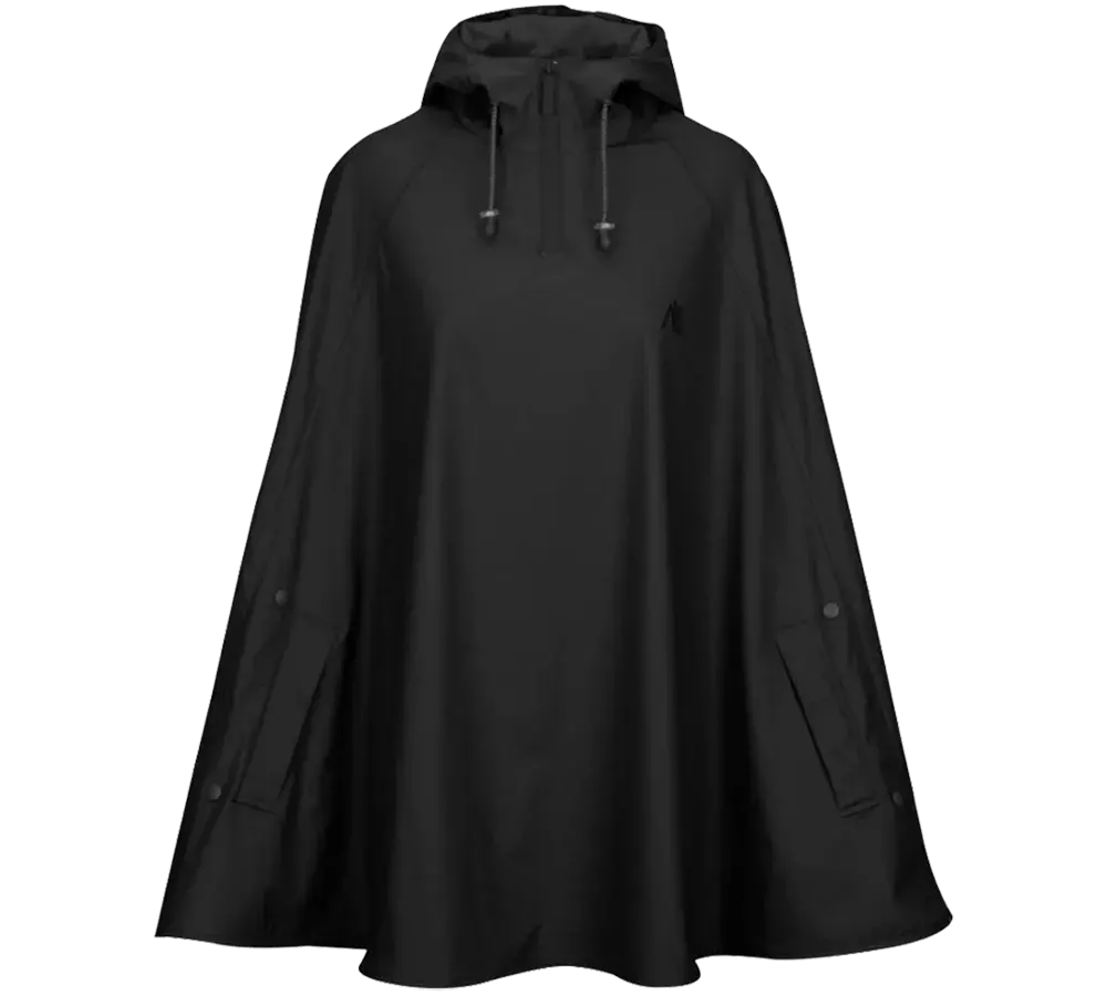 Sort regnponcho i enkelt, moderne design med hætte og justerbare snore. Den løse, kappeagtige pasform dækker skuldre og overkrop og giver god bevægelsesfrihed, mens trykknapper ved siderne sikrer tæt lukning. Materialet virker vandtæt og glat, med praktiske lommer til småting. Ideel til regnvejr, cykelture eller udendørs aktiviteter, hvor funktionalitet og minimalistisk stil går hånd i hånd.