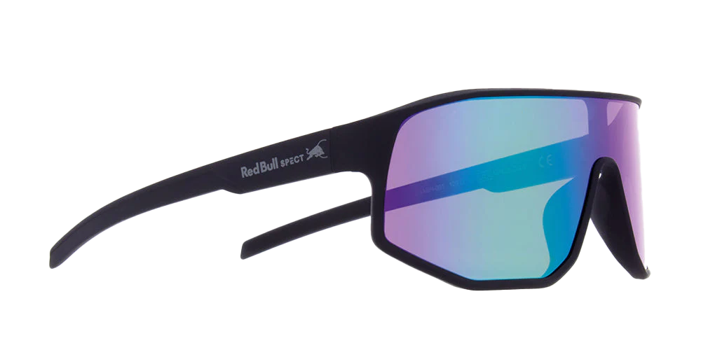 Solbrillerne har et moderne, sporty design med et enkelt, buet skjoldglas i blå-lilla spejlfinish og en mat sort stel. Den wrap-around form giver bredt udsyn og god beskyttelse mod vind og sol, mens indbyggede næsepolstring og lette, buede stænger sikrer komfort under aktivitet. Logoet "Red Bull SPECT" på siden af stellet understreger det atletiske udtryk, velegnet til cykling og udendørs sport.