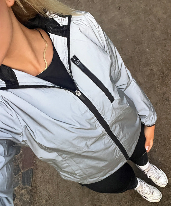 reflective-revolution-dame-loebejakke-silver-reflective-livsstil-1.jpg