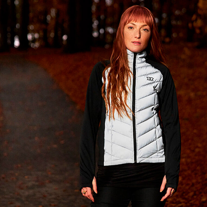 reflective-revolution-hybrid-jacket-w-45539-dame-refleks-fritidsjakke-sort-livsstil.jpg