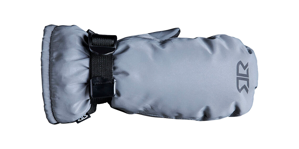 Et enkelt, moderne vintervotter i mat grå farve med polstret, vandafvisende yderside og blød, isolerende foring. Votten har en bred, justerbar strop med plastikspænde ved håndleddet for tæt pasform og varme, samt en diskret logo-detalje på oversiden. Formen er rummelig og praktisk, designet til at holde hænderne varme under kolde og våde vejrforhold.