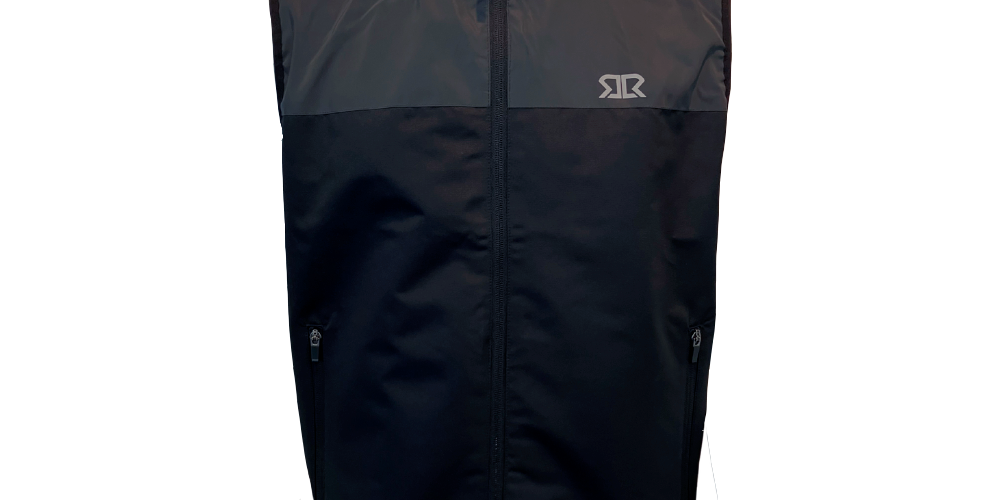 Sort, ærmeløs vest med høj krave og fuld lynlås foran. Vesten har to lynlåslommer i siderne og en kontrasterende øverste skulderpanel, der giver et diskret, moderne udtryk. Et lille, reflekterende logo ses på brystet. Materialet virker vind- og vandafvisende med let isolering, hvilket gør vesten praktisk til udendørs aktiviteter eller som ekstra lag på kølige dage.