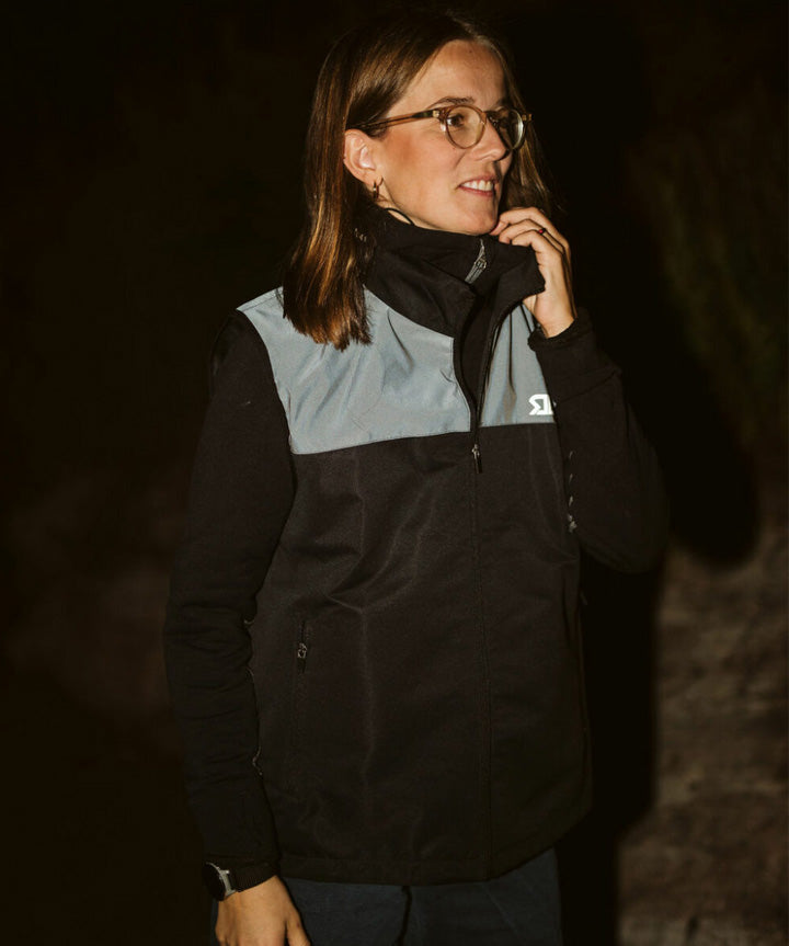 reflective-revolution-reflective-vest-45549-voksen-funktionsvest-refleks-sort-livsstil-3.jpg